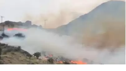 Hakkari'de anız yangını yerleşim yerlerine sıçradı