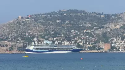 Bahama bayraklı kruvaziyer gemi, Alanya Limanı'na demir attı