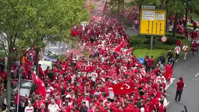 Türk taraftarlar Dortmund sokaklarını Kırmızı-Beyaz yaptı