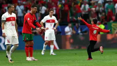 Küçük taraftar, Cristiano Ronaldo ile fotoğraf çekilmek için sahaya girdi