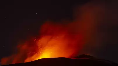 Etna Yanardağı yeniden kül ve lav püskürttü