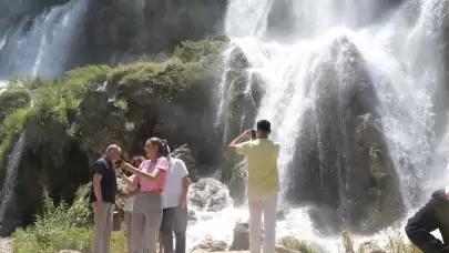 Erzincan'ın gözdesi Girlevik Şelalesi hafta sonu turist akınına uğradı