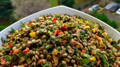 Protein deposu yeşil mercimek salatası! Şipşak hazırlanıyor