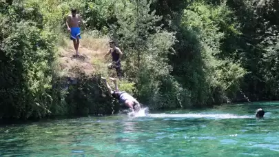 Serinlemek için girdikleri baraj pahalıya patladı