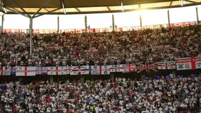 EURO 2024 finalini toplu halde izleyen İngiliz taraftarlar kaybetmenin üzüntüsünü yaşadı