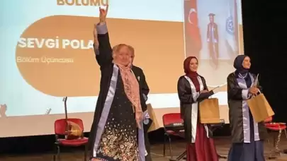 69 yaşında üniversiteden mezun oldu, diplomasını bozkurt işareti yaparak aldı