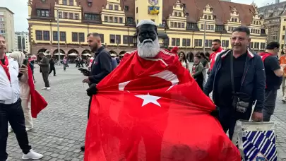 Türkiye maçı öncesi meydanlarda renkli görüntüler