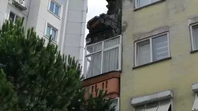 Kartal'da 4 katlı binada balkon çöktü