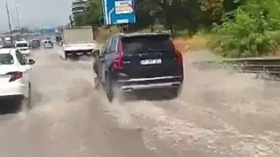 Kocaeli'de sağanak yağış sonrası cadde ve sokaklar sular altında kaldı