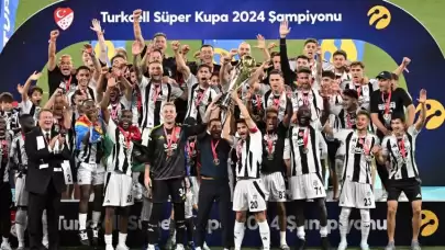 Süper Kupa şampiyonu Beşiktaş kupasına kavuştu