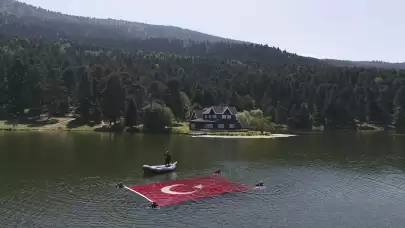 JAK timi Gölcük Tabiat Parkı'nda bulunan gölde Türk bayrağı açtı