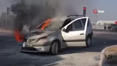 Seyir halindeyken alevlere teslim olan otomobil paniğe neden oldu