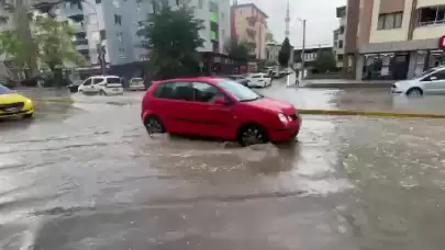 Aniden bastıran kuvvetli yağış Eskişehir'de hayatı olumsuz etkiledi