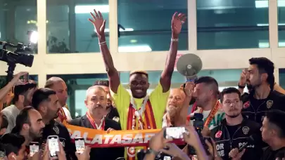 Galatasaray'ın yeni golcüsü Osimhen ilk üçlüyü çektirdi