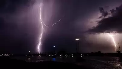 Meteoroloji'nin uyarılarının ardından İstanbul şimşeklerle aydınlandı