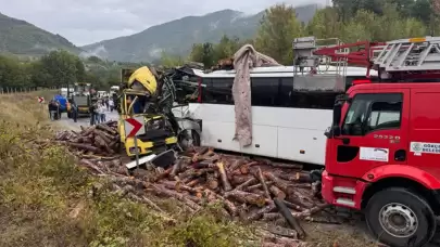 Yolcu otobüsü kamyonla çarpıştı: 2 can kaybı, 23 yaralı