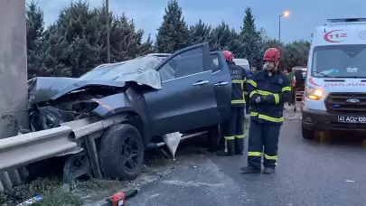 Kocaeli'de feci kaza: Araç bariyere saplandı