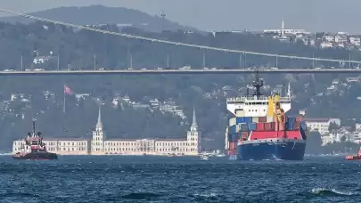 İstanbul Boğazı'nda gemi trafiğine 'yüzer havuz' engeli