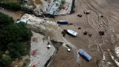 İzmir'i sağanak vurdu: Yol çöktü, evleri su bastı!