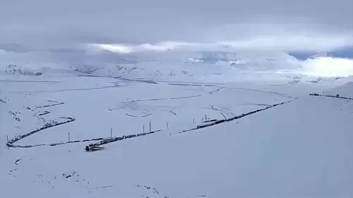 Kırgızistan'da kar yağışı ulaşımı aksattı