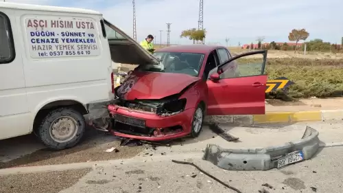 Konya’da otomobil ile minibüs çarpıştı: 2 kişi yaralandı