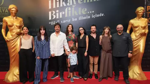 'Savrulan Zaman' filminin prömiyeri Antalya'da yapıldı