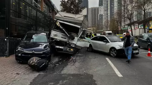 Freni boşalan kamyonet 5 araca çarparak durdu: O anlar kamerada