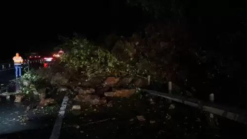 Rize'de heyelan! Yol ulaşıma kapandı