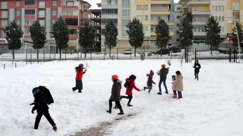 Okullar tatil edildi, öğrencilerden gelen mesajlar güldürdü