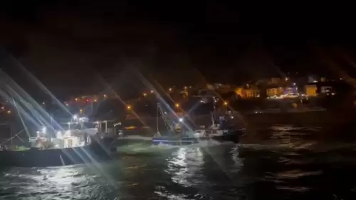 Arnavutköy’de tekne karaya oturdu