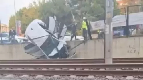 Marmaray güzergahında akıl almaz kaza: Demiryolu hattına araç düştü!