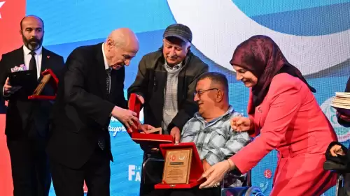 MHP Lideri Devlet Bahçeli, engelli bireylerin ailelerinin ellerini öptü