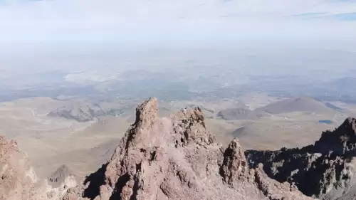 Erciyes Dağı zirvesinde gizemli mağara!