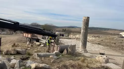 Kastabala Antik Kenti'nde depremde yıkılan sütunlar yeniden ayağa kaldırılıyor