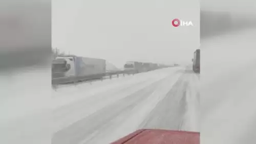 Erzurum'da kar yağışı ulaşımı etkiledi: O anlar kameralara yansıdı