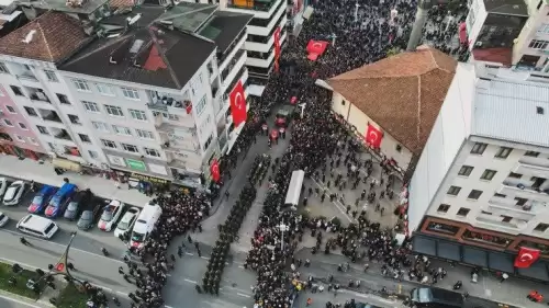 Rize'de şehit cenazesi sırasında konserli anıt açılışı yaptılar