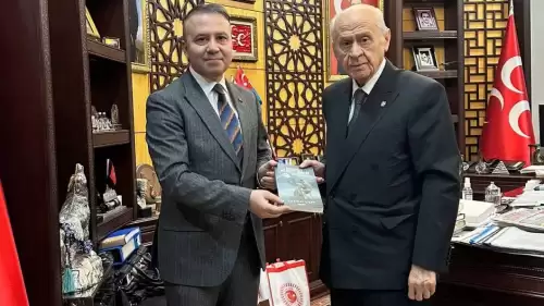 Yıldıray Çiçek’ten Devlet Bahçeli’ye anlamlı hediye: Beslediğiniz Kurtların Savaşı