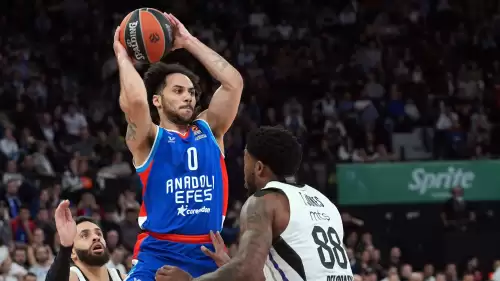 Anadolu Efes, THY Avrupa Ligi'nde galibiyet serisini üç maça çıkardı.