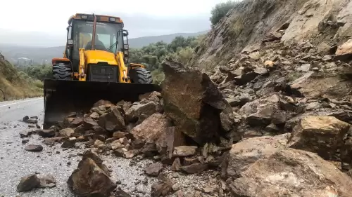 Ödemiş'te heyelan trafiği felç etti