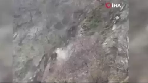 Artvin'de yağış ve kar heyelana yol açtı: O anlar kamerada!