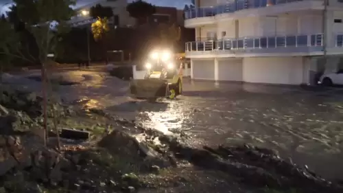 Antalya'da şiddetli yağmurun ardından evler sular altında kaldı