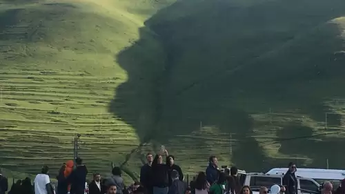 Karadağ'a 'Atatürk silueti' yansıdı, yüzlerce kişi akın etti