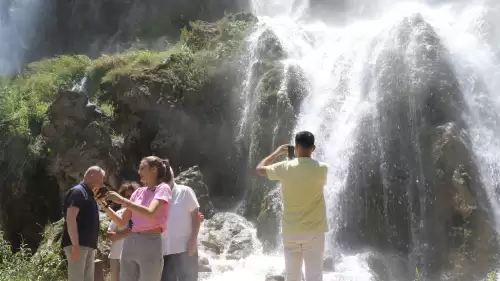 Erzincan'ın gözdesi Girlevik Şelalesi hafta sonu turist akınına uğradı