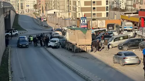 Freni arızalanan hafriyat kamyonu 5 aracı biçti: Kaza anı kamerada