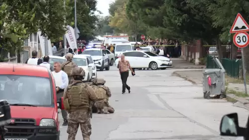 Sakarya'da vahşet: Eski polis, sevgilisini boğazından defalarca bıçakladı