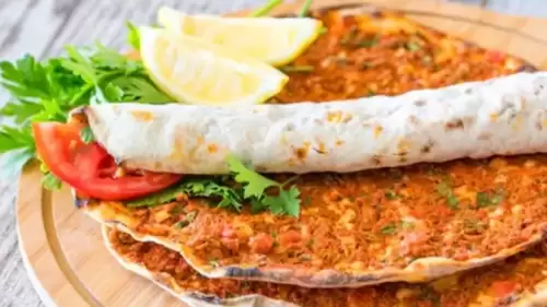 Evde Nefis Lahmacun Yapımı: İncecik Hamuru ve Lezzetli Harcıyla Tarif