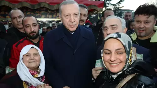 Cumhurbaşkanı Erdoğan, Sultanahmet'te vatandaşların kandilini kutladı