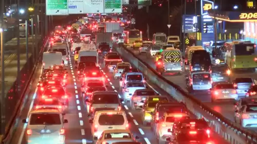 İstanbul'da yağmur trafiği felç rtti: Ana yollar tıkanma noktasında