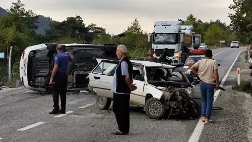 Adana'da iki araç çarpıştı: 1'i bebek 4 yaralı