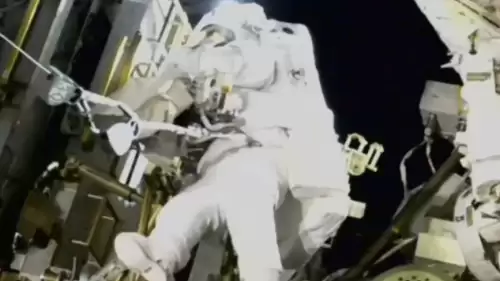 Uzay istasyonunda mahsur kalan astronot ilk uzay yürüyüşünü gerçekleştirdi